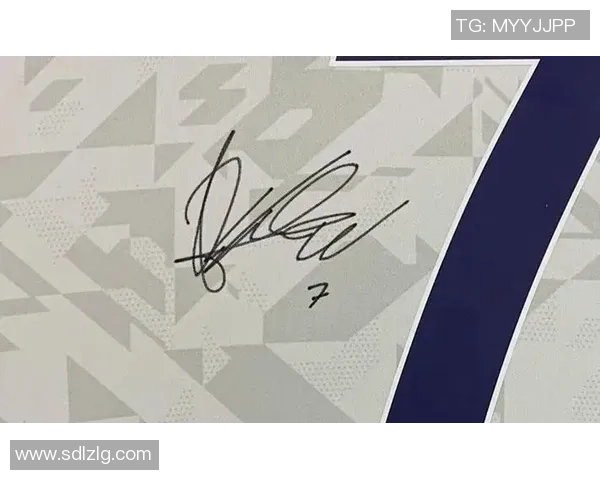 足球球星签名框子：珍藏与纪念足球荣耀的完美选择